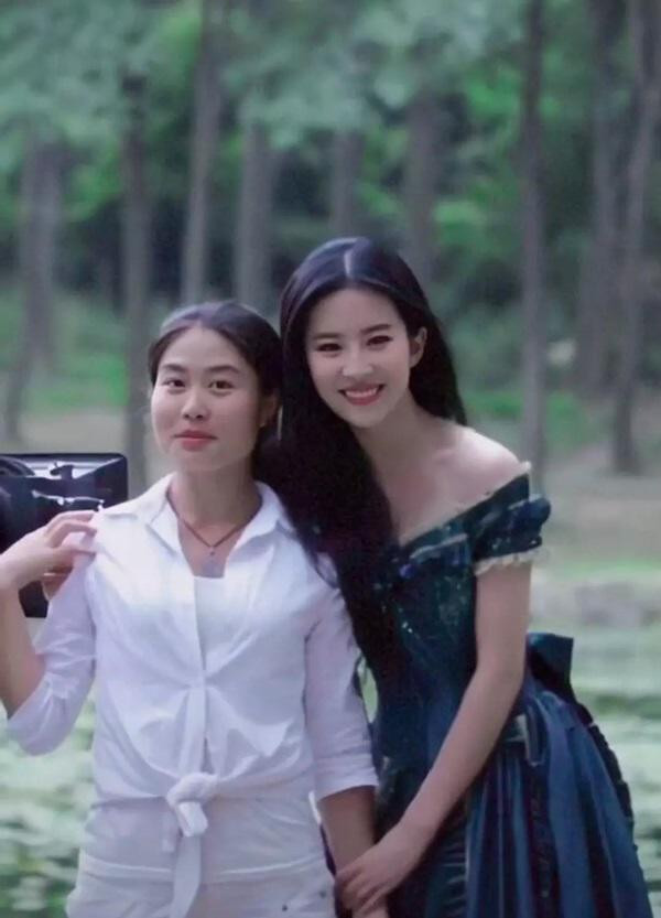 Ngỡ ngàng ảnh chụp vội Lưu Diệc Phi ở sân bay ảnh 8 cu ngo anh luu diec phi deu la "chinh sua", hinh chup voi lai gay bat ngo nhu the nay - 8