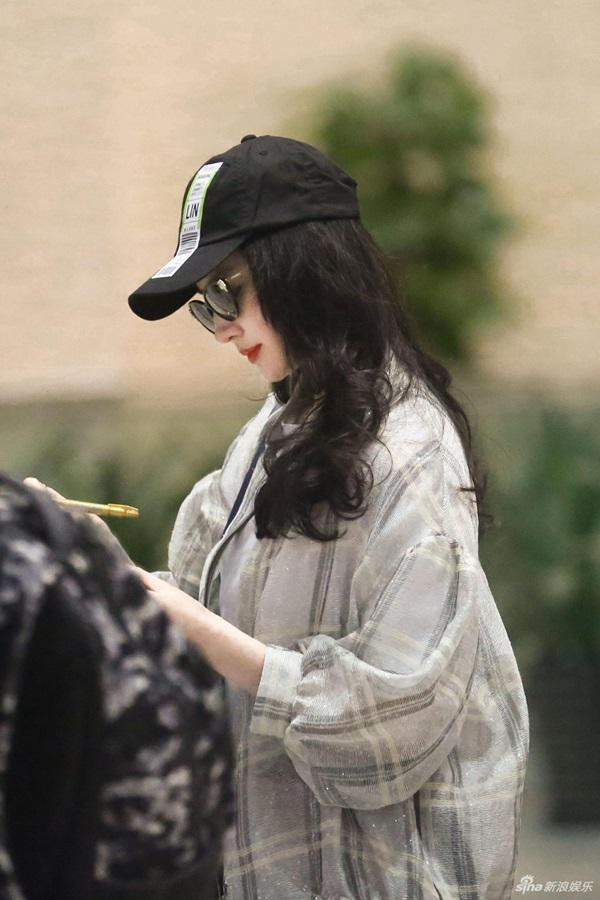 Ngỡ ngàng ảnh chụp vội Lưu Diệc Phi ở sân bay ảnh 3 cu ngo anh luu diec phi deu la "chinh sua", hinh chup voi lai gay bat ngo nhu the nay - 3