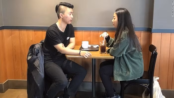 Hai sinh viên đang thực hành bài tập hẹn hò trong khóa học “Giới tính và Văn hóa” tại Đại học Sejong. (Nguồn: CNN).