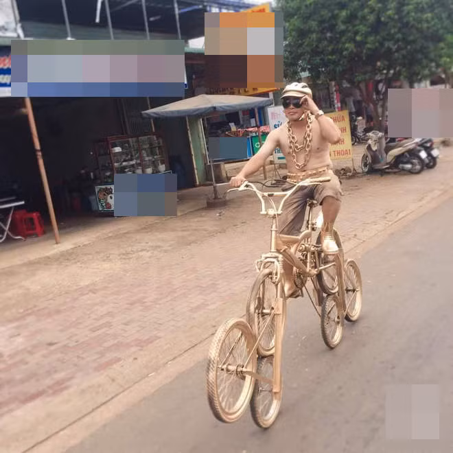 Lại xuất hiện người đàn ông được coi là bản sao của Phúc XO, vàng đeo lủng lẳng đi siêu xe 6 bánh cũng phủ vàng-2