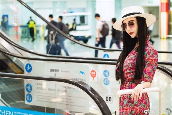 Hài hước chuyện Cbiz: Phạm Băng Băng không đi Cannes, ngay lập tức xuất hiện hàng giả tại Pháp - Ảnh 1.