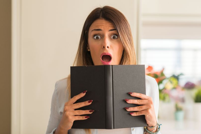 Được anh rể tặng sách, người phụ nữ tá hỏa vì nội dung bên trong