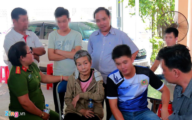 Một trong số nghi can (ngồi giữa) chứng kiến cảnh sát khám xét. Ảnh: Văn Minh. Một trong số nghi can (ngồi giữa) chứng kiến cảnh sát khám xét. Ảnh: Văn Minh.