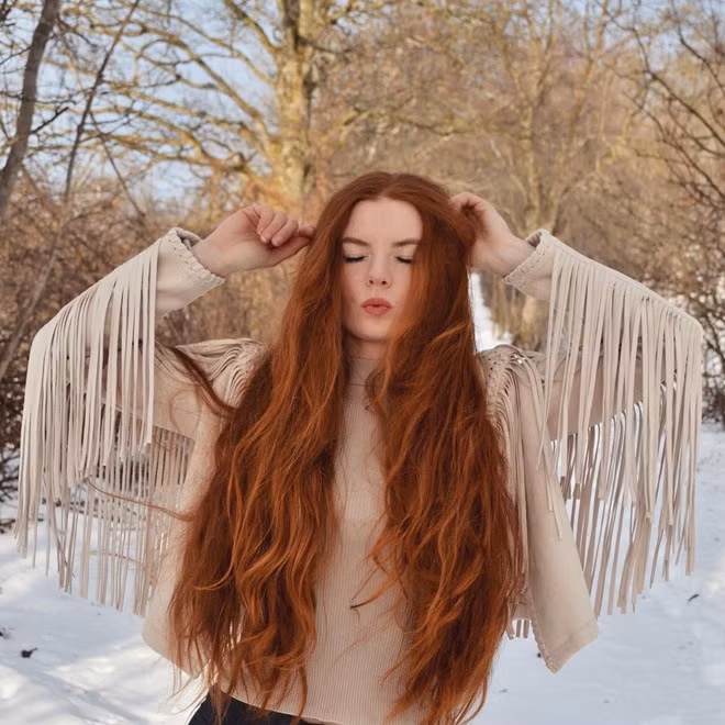 9X gây xôn xao nhờ sở hữu mái tóc đỏ tự nhiên ít người có