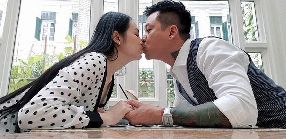 Tuấn Hưng nịnh vợ: "Ngày qua ngày thấy mình nặng nề đi lại, tôi thương lắm". Tuấn Hưng nịnh vợ: "Ngày qua ngày thấy mình nặng nề đi lại, tôi thương lắm".