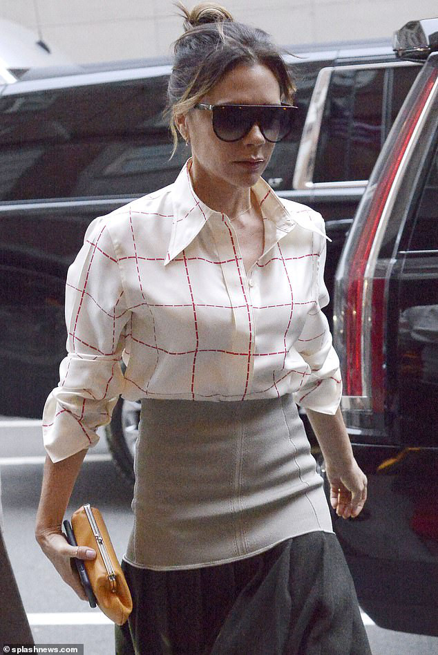 Victoria Beckham thả dáng thon thả quyến rũ, sải bước trên phố Mỹ ảnh 4 Victoria Beckham thả dáng thon thả quyến rũ, sải bước trên phố Mỹ ảnh 4