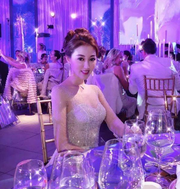 Á hậu Hồng Kông nhận số tiền "khủng" sau ly hôn tỷ phú già 70 tuổi hình ảnh 9 a hau hong kong nhan so tien "khung" sau ly hon ty phu gia 70 tuoi hinh anh 9