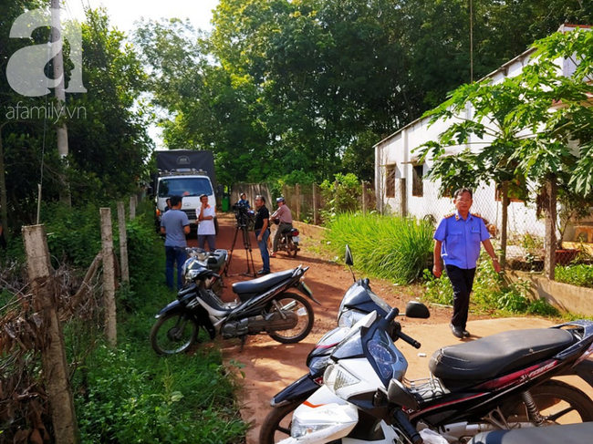 Cận cảnh hai khối bê tông giấu 2 thi thể đang phân huỷ Bình Dương, người môi giới mua nhà kể chi tiết bất ngờ - Ảnh 11. Cận cảnh hai khối bê tông giấu 2 thi thể đang phân huỷ Bình Dương, người môi giới mua nhà kể chi tiết bất ngờ - Ảnh 11.