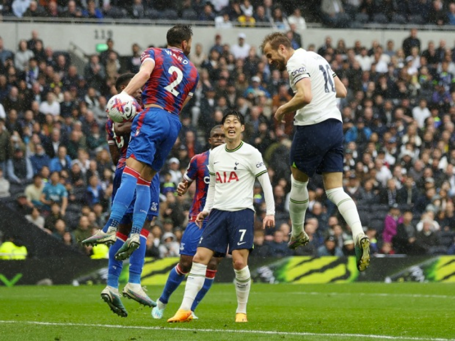 Harry Kane đánh đầu vào lưới Crystal Palace ở vòng 35 Ngoại hạng Anh. Harry Kane đánh đầu vào lưới Crystal Palace ở vòng 35 Ngoại hạng Anh.
