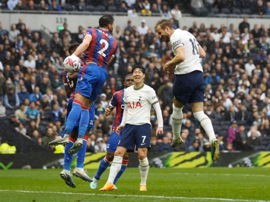 Harry Kane đánh đầu vào lưới Crystal Palace ở vòng 35 Ngoại hạng Anh.