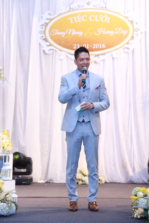 con gai trang nhung ngo ngac trong tiec cuoi bo me hinh anh 8