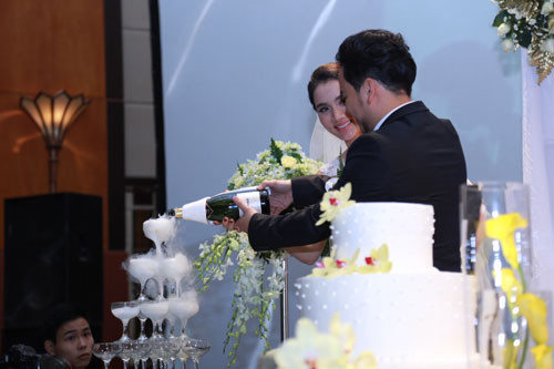 Con gái Trang Nhung ngơ ngác trong tiệc cưới bố mẹ hình ảnh 10 con gai trang nhung ngo ngac trong tiec cuoi bo me hinh anh 10