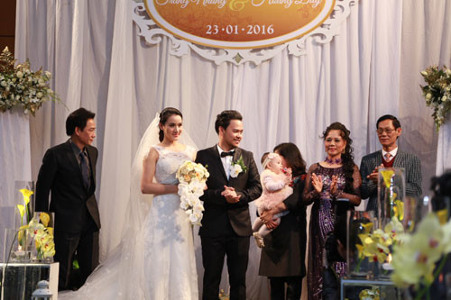 Con gái Trang Nhung ngơ ngác trong tiệc cưới bố mẹ hình ảnh 9 con gai trang nhung ngo ngac trong tiec cuoi bo me hinh anh 9