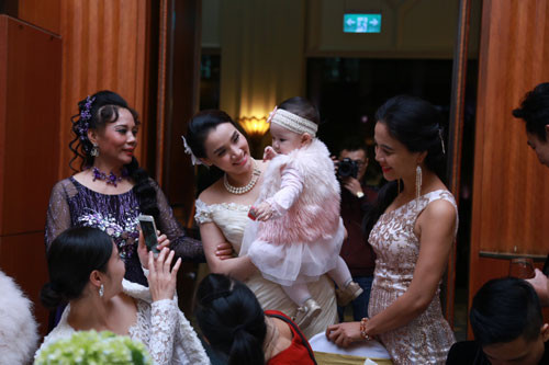 Con gái Trang Nhung ngơ ngác trong tiệc cưới bố mẹ hình ảnh 1 con gai trang nhung ngo ngac trong tiec cuoi bo me hinh anh 1