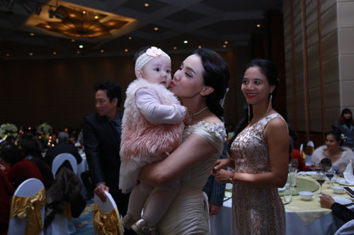 Con gái Trang Nhung ngơ ngác trong tiệc cưới bố mẹ hình ảnh 3 con gai trang nhung ngo ngac trong tiec cuoi bo me hinh anh 3