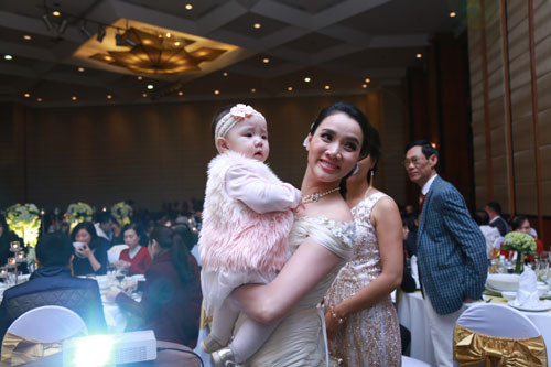 Con gái Trang Nhung ngơ ngác trong tiệc cưới bố mẹ hình ảnh 2 con gai trang nhung ngo ngac trong tiec cuoi bo me hinh anh 2