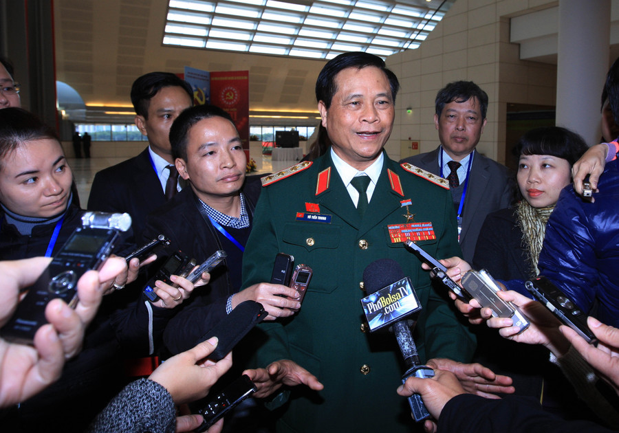 Thượng tướng Võ Tiến Trung, Ủy viên Trung ương Đảng, Giám đốc Học viện Quốc phòng trả lời phỏng vấn báo chí. Ảnh: TTXVN