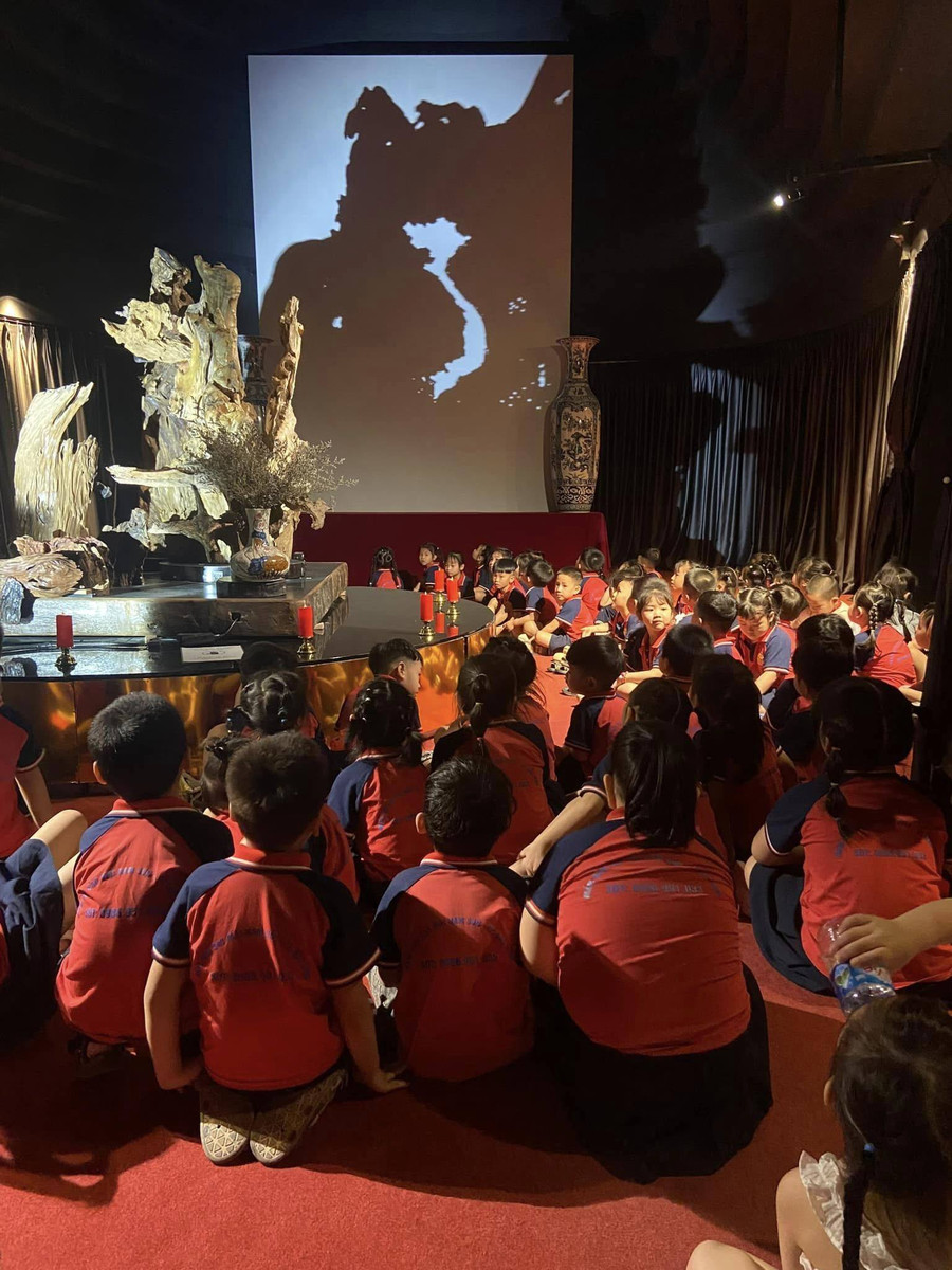 Người xem - đặc biệt là học sinh rất hào hứng với nghệ thuật điêu khắc ánh sáng. Người xem - đặc biệt là học sinh rất hào hứng với nghệ thuật điêu khắc ánh sáng.