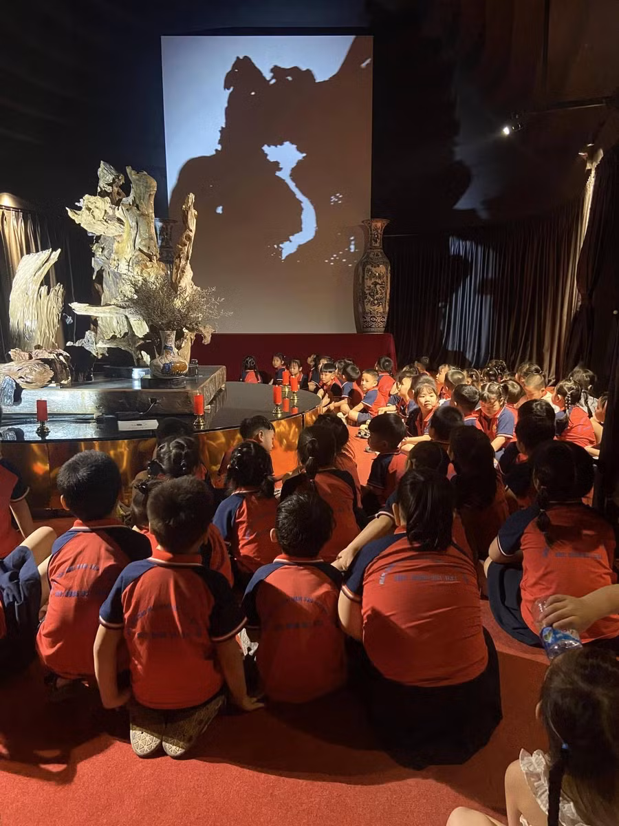 Người xem - đặc biệt là học sinh rất hào hứng với nghệ thuật điêu khắc ánh sáng.