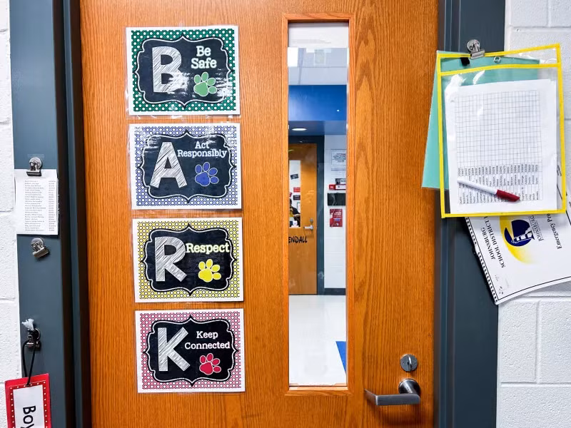 Áp phích và bảng hiệu trong lớp học nhấn mạnh cách học sinh nên cư xử tại Trường Tiểu học Johnsburg.