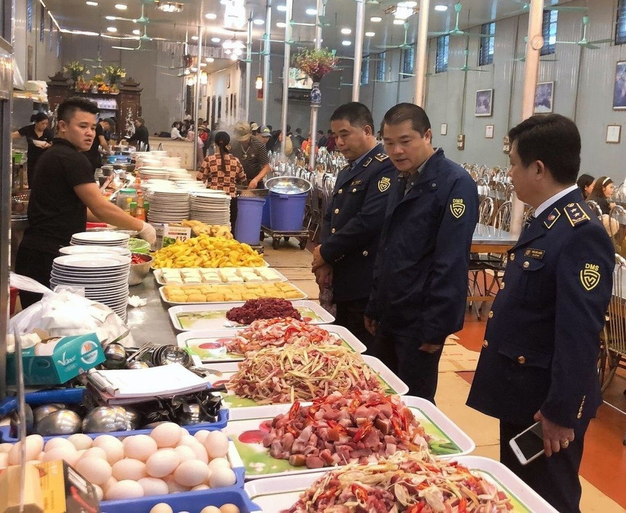 Lực lượng Quản lý thị trường Hà Nội tăng cường kiểm tra, kiểm soát an toàn thực phẩm. Ảnh: CQLTT Hà Nội.