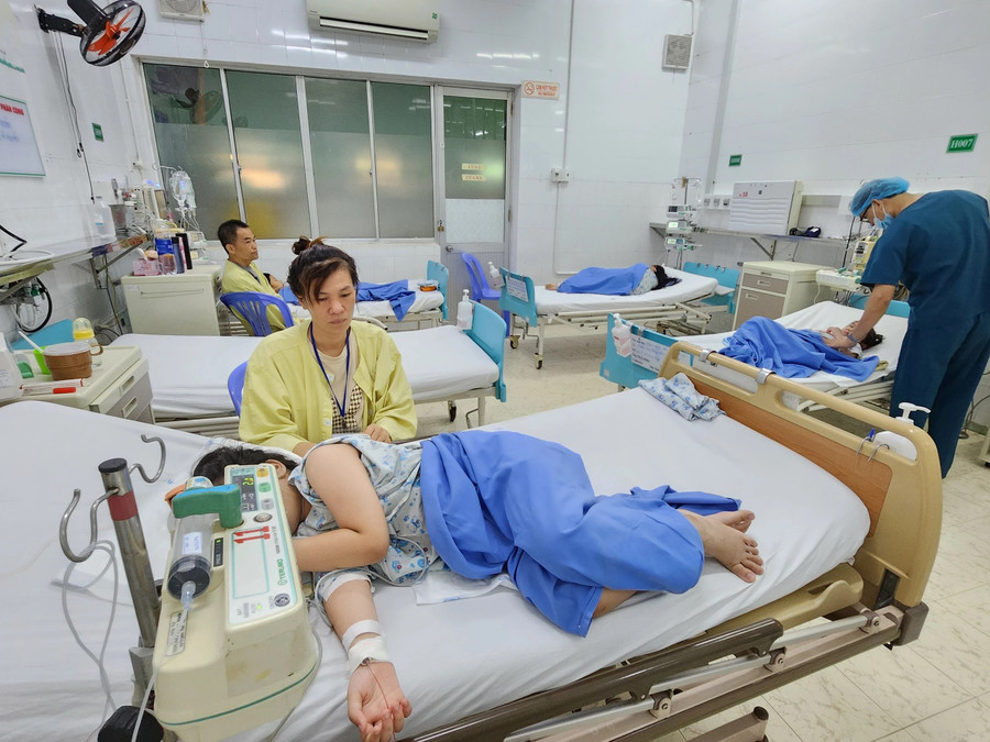 Nạn nhân ngộ độc sau ăn bánh mì tại Đồng Nai phải chuyển lên TPHCM điều trị. Ảnh: Báo SK&amp;ĐS.