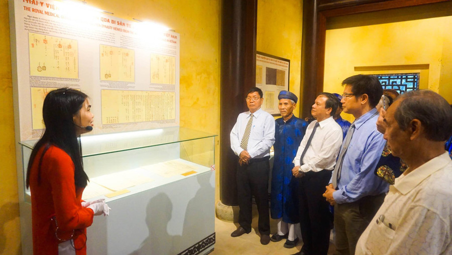 Không chỉ đỗ đạt bảng vàng, họ Nguyễn Cựu Hào còn có người được phong ngự y. Không chỉ đỗ đạt bảng vàng, họ Nguyễn Cựu Hào còn có người được phong ngự y.