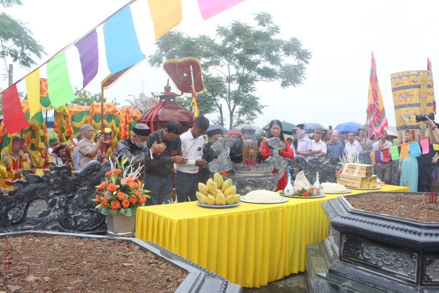 Khu lăng mộ Nguyễn tộc lục chi ở Vụ Bản (Nam Định). Khu lăng mộ Nguyễn tộc lục chi ở Vụ Bản (Nam Định).