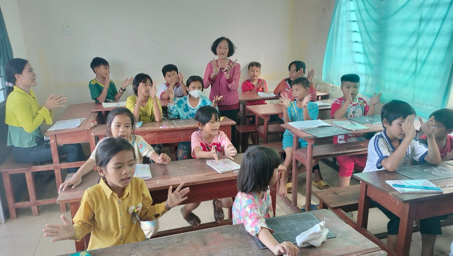 Giây phút vui tươi của cô Lê Thị Bích Thủy cùng học trò. Giây phút vui tươi của cô Lê Thị Bích Thủy cùng học trò.