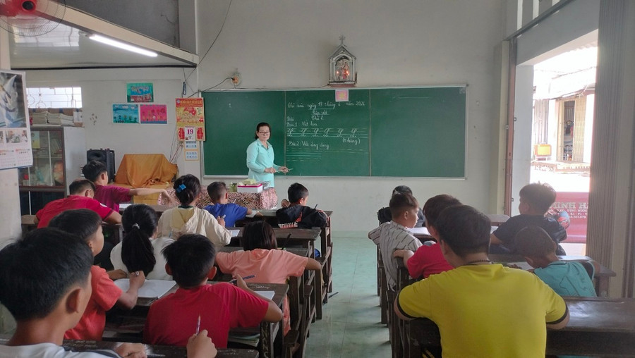 Lớp học tình thương của cô Lê Thị Thu Thiết. Lớp học tình thương của cô Lê Thị Thu Thiết.