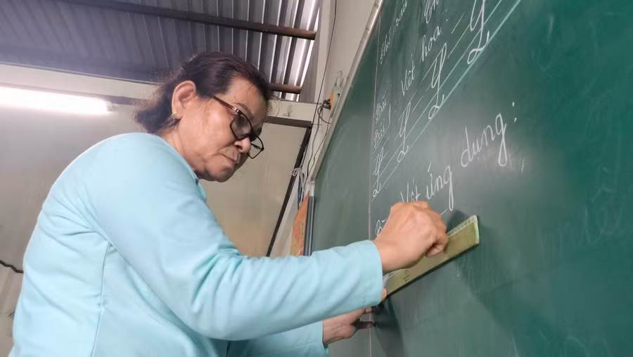 Cô Lê Thị Thu Thiết viết chữ lên bảng.