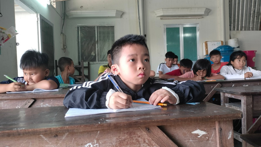 Học sinh chăm chú nghe cô giảng bài. Học sinh chăm chú nghe cô giảng bài.