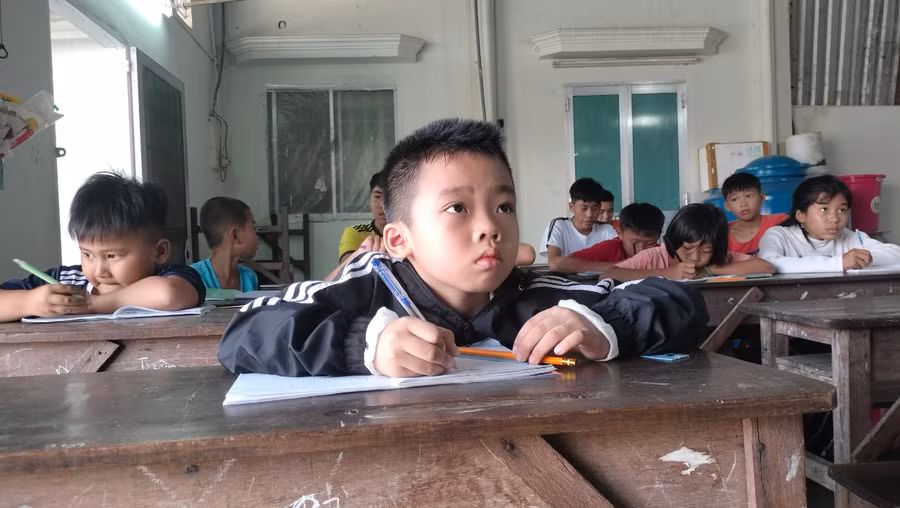 Học sinh chăm chú nghe cô giảng bài.