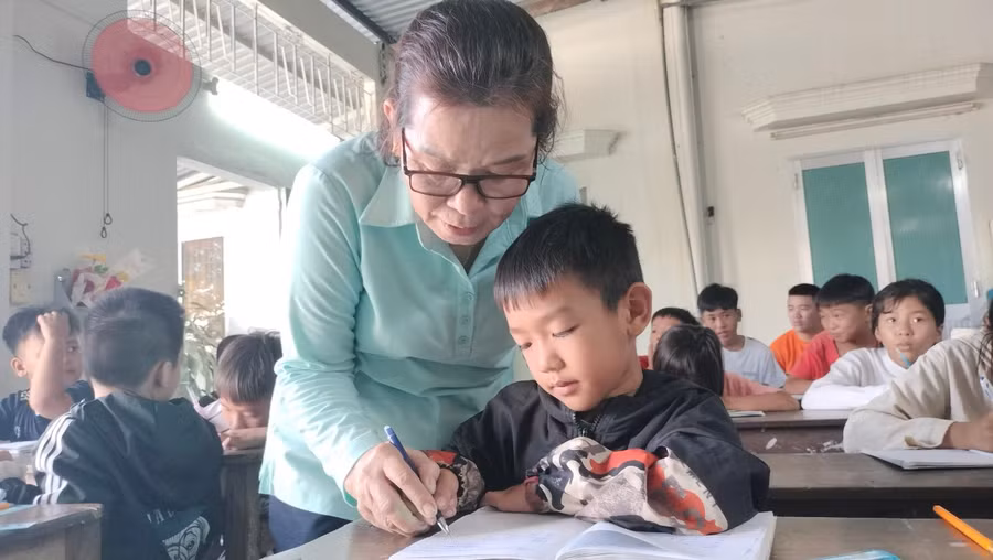 Cô Lê Thị Thu Thiết luyện chữ cho học trò.