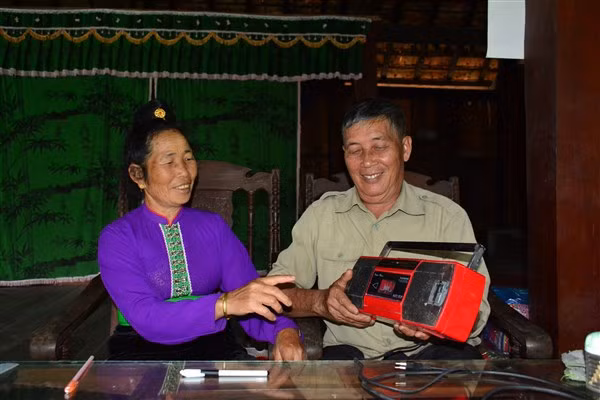 Ông Lò Văn Biên bên kỷ vật được Đại tướng Võ Nguyên Giáp tặng bố ông.