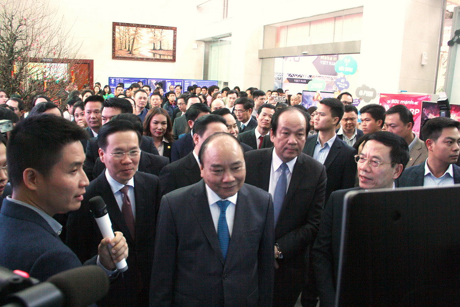 Thủ tướng Nguyễn Xuân Phúc yêu cầu cần phải xây dựng được mạng xã hội Việt Nam không thua kém các mạng xã hội khác trên thế giới và lành mạnh hóa không gian mạng