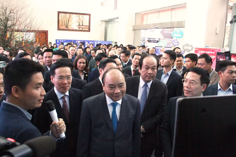 Thủ tướng Nguyễn Xuân Phúc yêu cầu cần phải xây dựng được mạng xã hội Việt Nam không thua kém các mạng xã hội khác trên thế giới và lành mạnh hóa không gian mạng