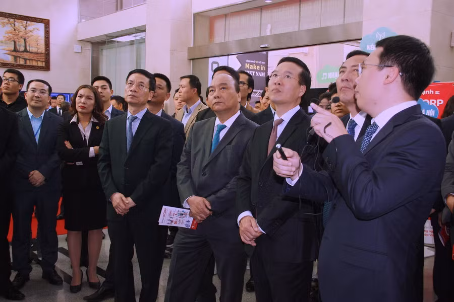 Thủ tướng Nguyễn Xuân Phúc và các đại biểu tại triển lãm các sản phẩm công nghệ bên lề hội nghị