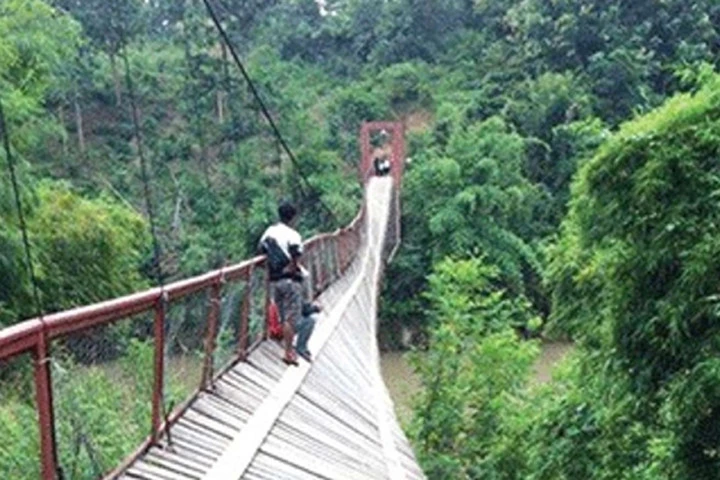 Sập cầu treo, hàng chục giáo viên và học sinh rơi xuống sông mất tích