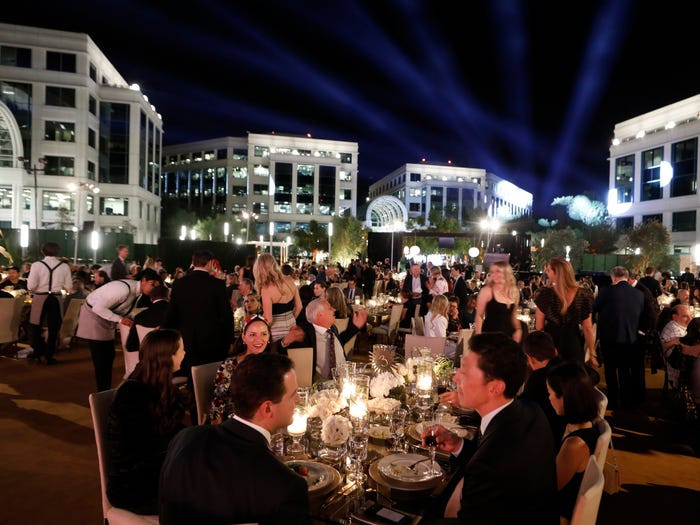 Tiệc gala hào nhoáng của tỷ phú và người nổi tiếng có gì? ảnh 7 Tiec gala hao nhoang cua ty phu va nguoi noi tieng co gi hinh anh 8