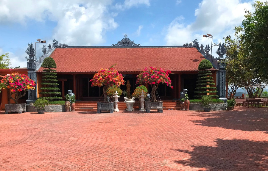 Công trình tôn giáo trên đảo Thẻ Vàng, vịnh Bái Tử Long. Ảnh: Minh Cương Công trình tôn giáo trên đảo Thẻ Vàng, vịnh Bái Tử Long. Ảnh: Minh Cương