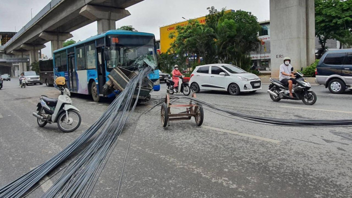 Vụ xe tự chế đi ngược chiều đâm trúng vào xe buýt và những thanh sắt xuyên thủng kính trước phần bên lái xe.