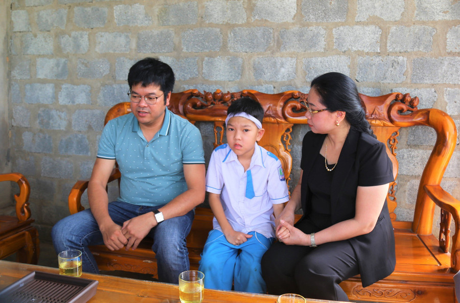 Nhà báo Văn Dũng - Trưởng Đại diện báo GD&TĐ khu vực Bắc Trung bộ và Trưởng phòng GD&ĐT Nguyễn Thanh Nga động viên tinh thần em Mạnh. Nhà báo Văn Dũng - Trưởng Đại diện báo GD&TĐ khu vực Bắc Trung bộ và Trưởng phòng GD&ĐT Nguyễn Thanh Nga động viên tinh thần em Mạnh.