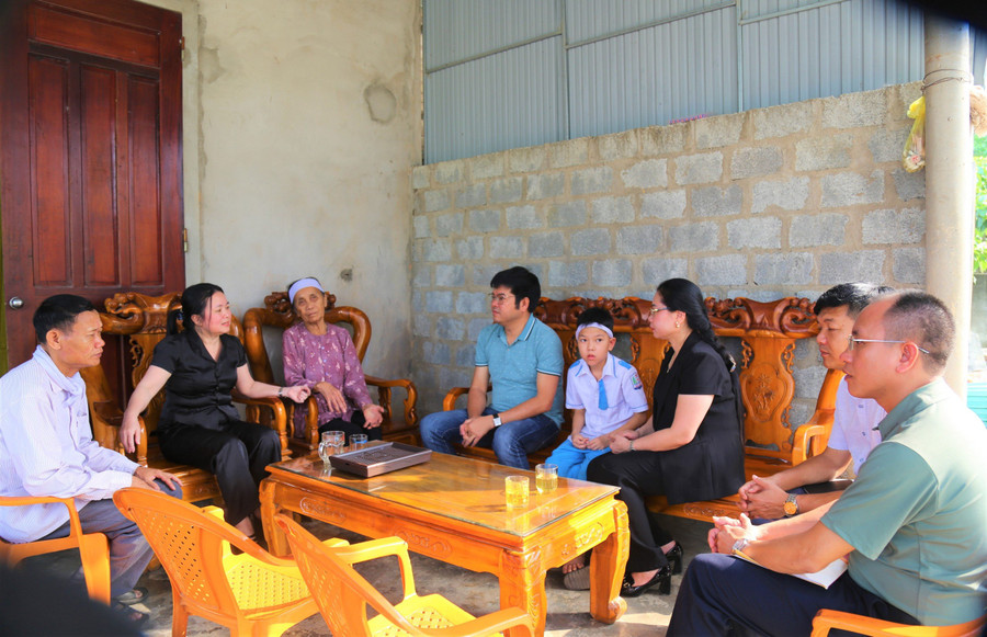 Đại diện Báo GD&TĐ khu vực Bắc Trung Bộ, ngành GD huyện Thạch Hà thăm hỏi và chia sẻ khó khăn với em Lê Văn Đình Mạnh. Đại diện Báo GD&TĐ khu vực Bắc Trung Bộ, ngành GD huyện Thạch Hà thăm hỏi và chia sẻ khó khăn với em Lê Văn Đình Mạnh.