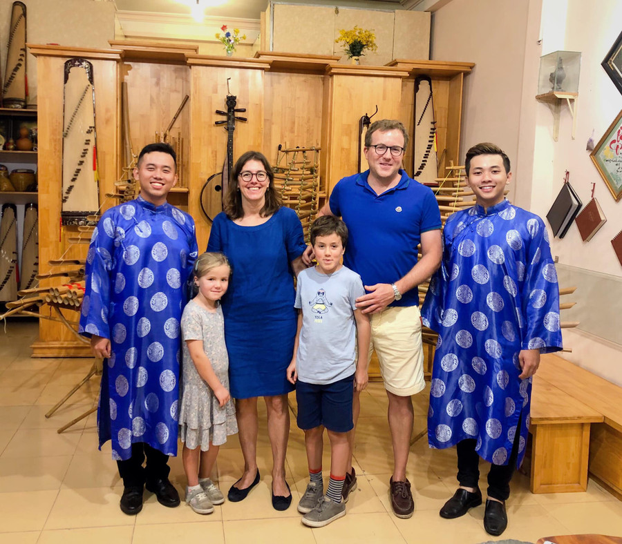 Nghệ sĩ Đinh Nhật Minh (bìa phải) với các du khách nước ngoài tại 'Trúc Mai House'. Ảnh: NVCC. Nghệ sĩ Đinh Nhật Minh (bìa phải) với các du khách nước ngoài tại 'Trúc Mai House'. Ảnh: NVCC.