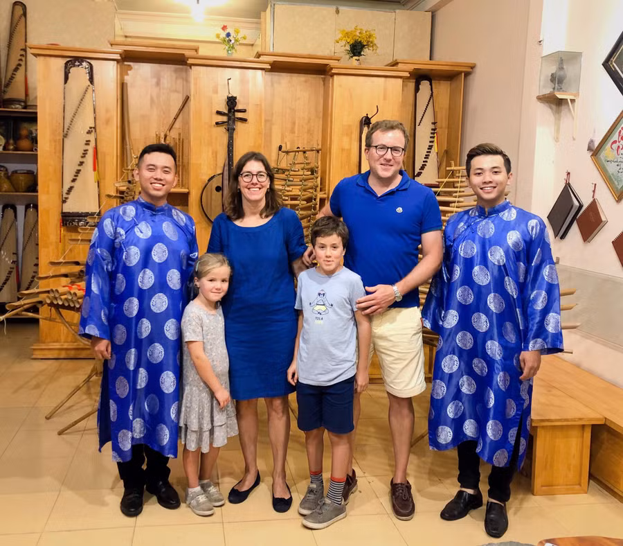 Nghệ sĩ Đinh Nhật Minh (bìa phải) với các du khách nước ngoài tại 'Trúc Mai House'. Ảnh: NVCC.