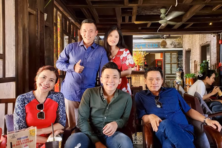 Gia đình nghệ sĩ Đinh Linh (người ngồi, bên phải), Đinh Nhật Minh (người ngồi, giữa). Ảnh: NVCC.