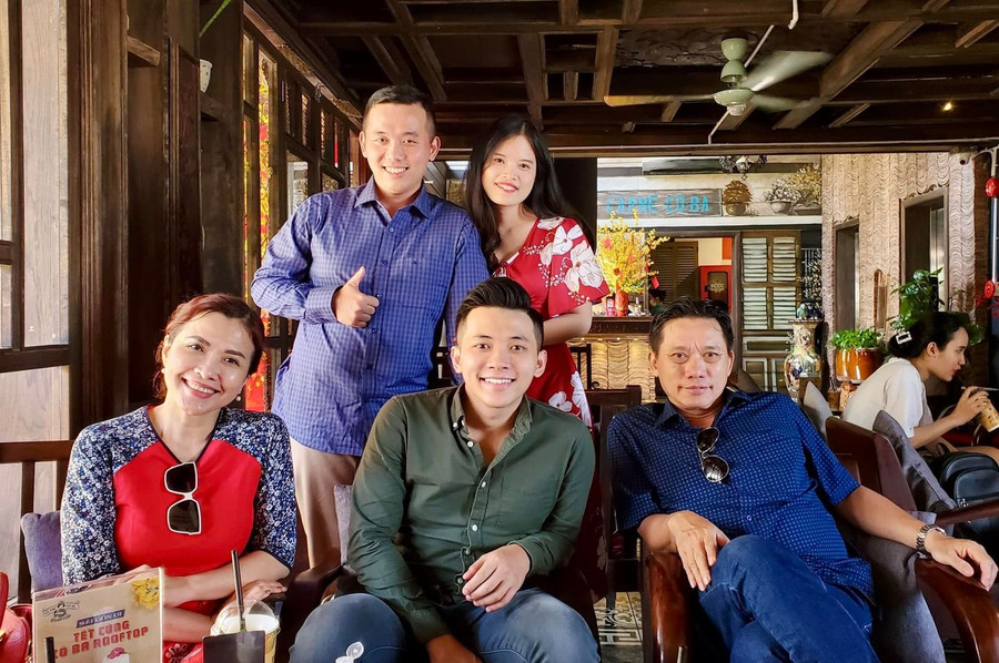 Gia đình nghệ sĩ Đinh Linh (người ngồi, bên phải), Đinh Nhật Minh (người ngồi, giữa). Ảnh: NVCC. Gia đình nghệ sĩ Đinh Linh (người ngồi, bên phải), Đinh Nhật Minh (người ngồi, giữa). Ảnh: NVCC.