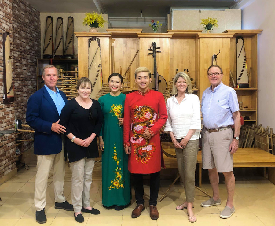 Nghệ sĩ Đinh Nhật Minh (thứ 3, từ phải sang) và mẹ, NSƯT Tuyết Mai (thứ 3, từ trái sang) với các du khách nước ngoài tại 'Trúc Mai House'. Ảnh: NVCC. Nghệ sĩ Đinh Nhật Minh (thứ 3, từ phải sang) và mẹ, NSƯT Tuyết Mai (thứ 3, từ trái sang) với các du khách nước ngoài tại 'Trúc Mai House'. Ảnh: NVCC.