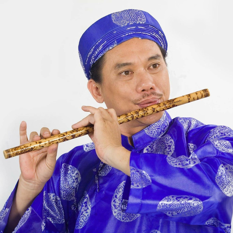 NSƯT Đinh Linh say sưa cùng cây sáo. NSƯT Đinh Linh say sưa cùng cây sáo.